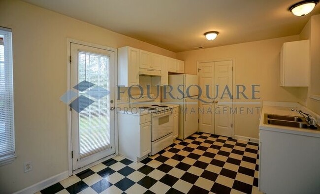 Building Photo - Townhome | 2nd Bedroom Features an En-Suit...