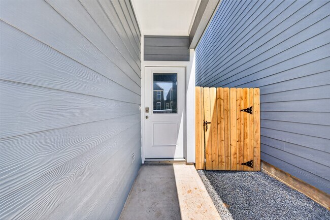 Building Photo - 3511 Goldfinch Wds Dr