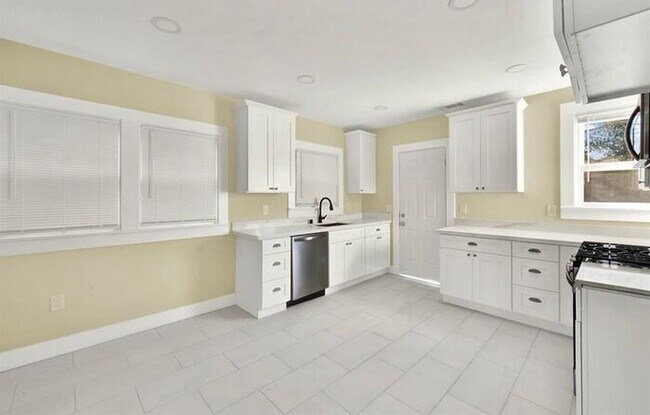 Building Photo - Beautifully Updated 3 Bed 2 Bath House in ...
