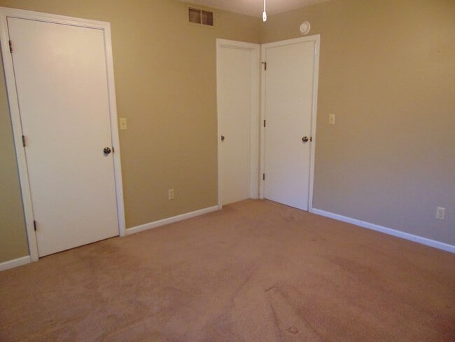 Building Photo - Inviting 3 Bed 2 Bath House