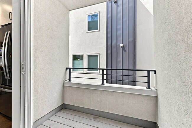 Building Photo - $3,640.95 with $300 Off the first month's rent, 2 Bed, 2.5 Bath Townhome in Denver with Rooftop P...