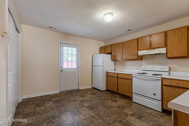 Building Photo - Welcome to Hunter's Creek!