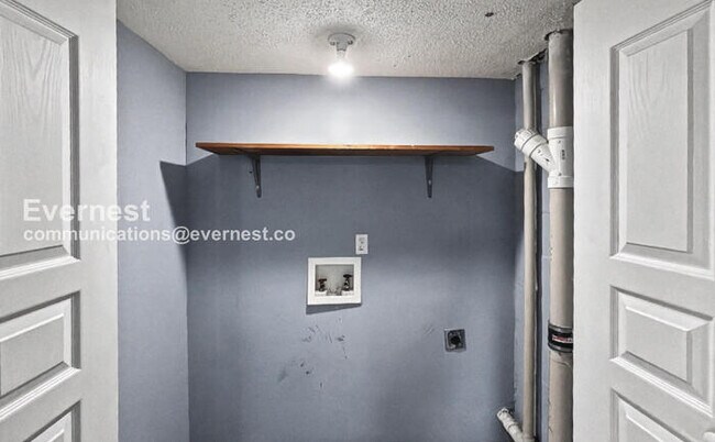 Building Photo - 3 Bed, 2 Bath Home with Garage / Available Now!