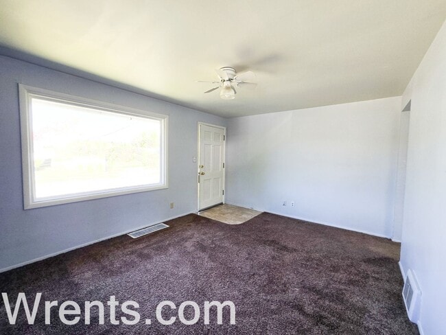 Building Photo - charming 2-bedroom, 1-bathroom ranch-style...