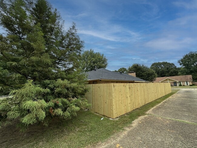 Building Photo - 5805 Sidney Dr