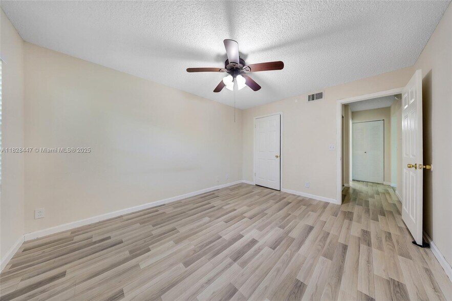 Building Photo - 9999 Summerbreeze Dr