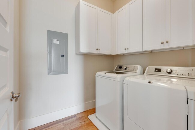 Building Photo - 45 Pine Knoll