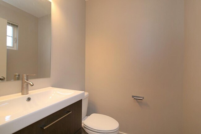 Building Photo - 289 E 19th St