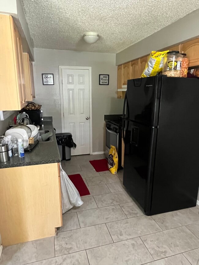 Building Photo - 801 Cactus Dr