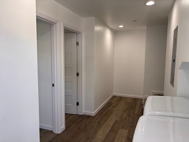 Building Photo - 2 bedrooms 2 baths home FOR RENT