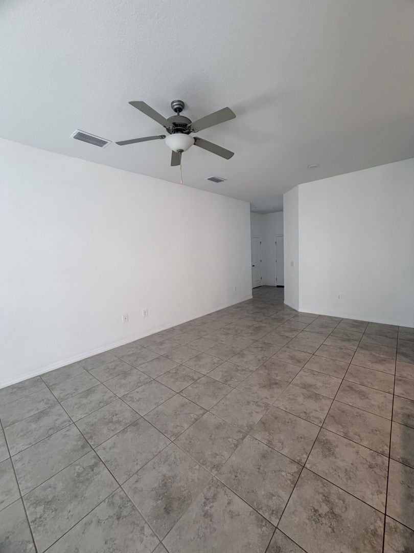 Building Photo - Fenced yard, 3/2 Single Family Home.  Rent Ready.