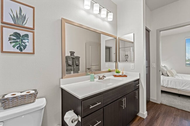 Building Photo - 711 W Broadway Rd