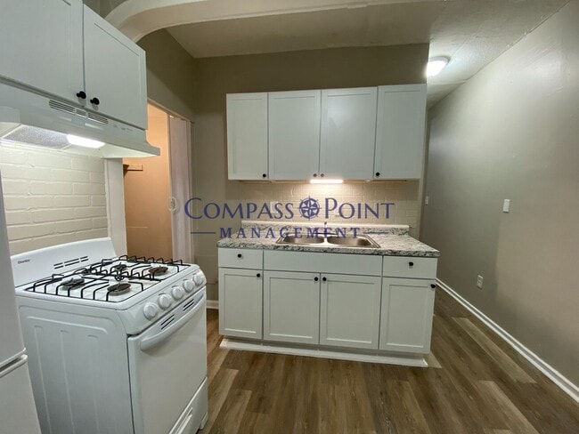 Building Photo - 218 E 7th St