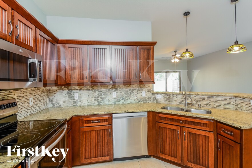 Building Photo - 12918 W Columbine Dr