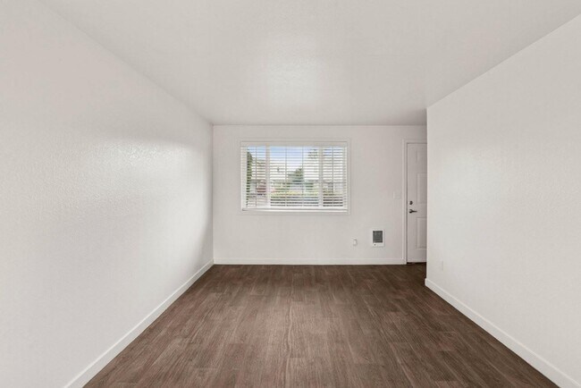 Building Photo - Evergreen Townhouses