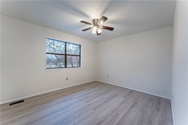 Building Photo - 250 N Madison St