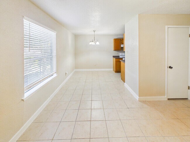 Building Photo - 1505 Oakdale Cir
