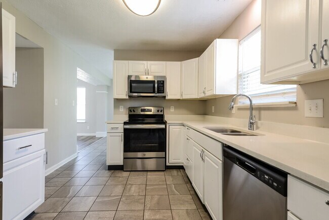 Building Photo - 6827 Devinney Ln