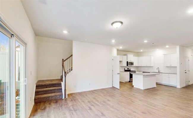 Building Photo - Beautiful 3BR/2.5BA Townhouse located in Kellerton Place
