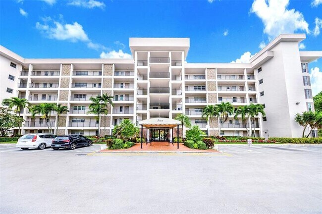 Building Photo - 3000 N Palm Aire Dr