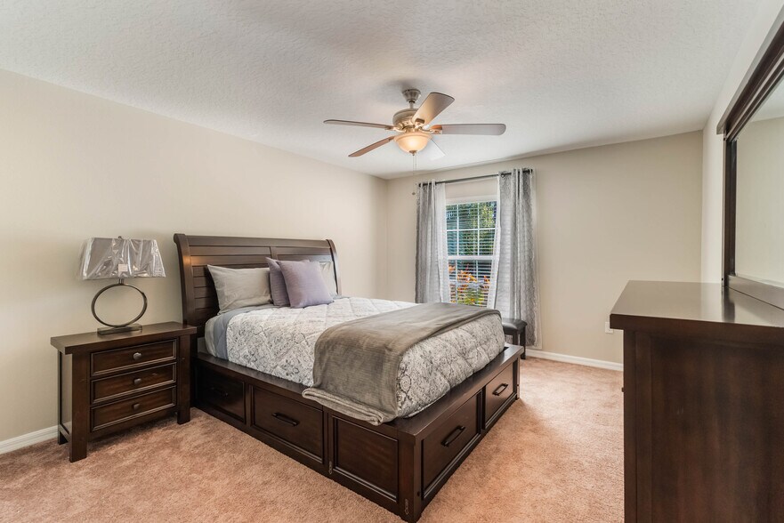 Building Photo - 15 Raeland Ln