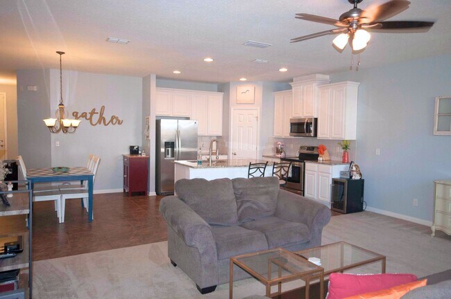 Building Photo - Young country style home- Move in ready!