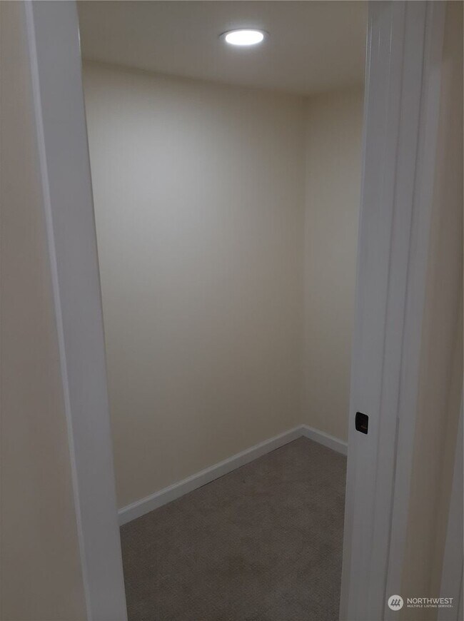 Building Photo - Charming Retreat: Fully Remodeled 3 Bed, 2...