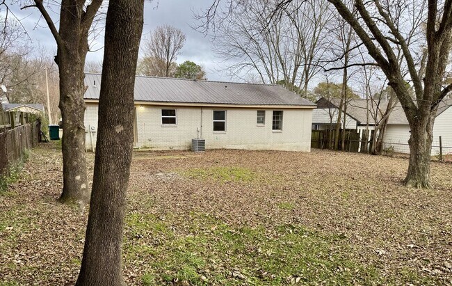 Building Photo - 8241 Ashbrook Dr