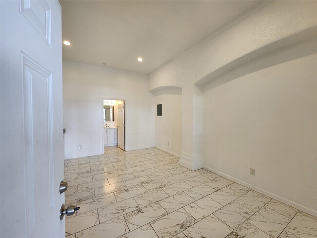 Building Photo - 5027 Creekmont Dr