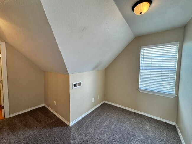 Building Photo - 3 bed 2.5 baths with new paint, carpet and appliances in Chickasha! ready for move in!
