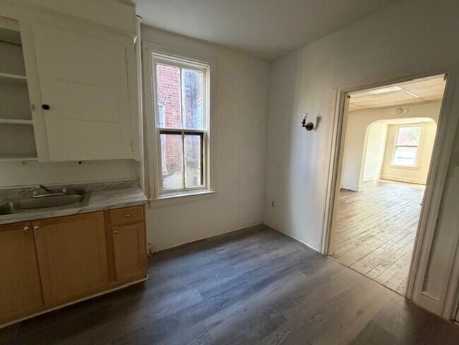 Building Photo - 347 E King St