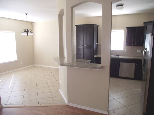 Building Photo - Sandstone Ranch Estates 4Bed/2.5bath Refri...