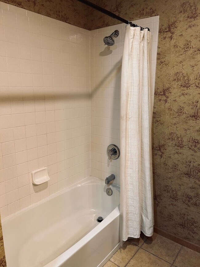 Building Photo - Gorgeous Home Located on Rivercut Golf Cou...