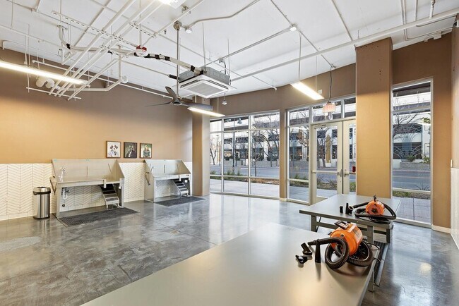 Building Photo - 661 University Wy