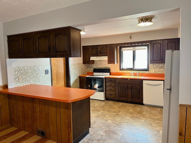 Building Photo - 911 N Center St