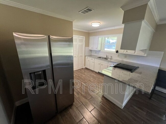 Building Photo - 207 Sinbad St