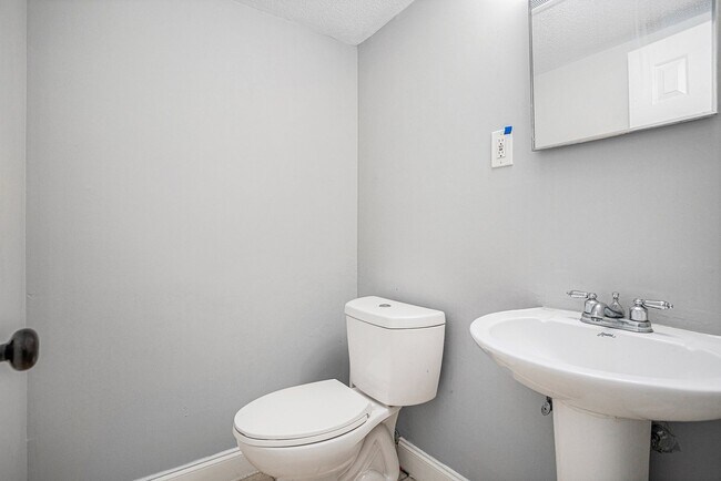 Building Photo - Must see 3BR/2.5BA Townhome In Union City!