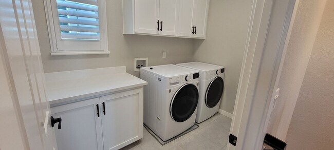 Building Photo - Gorgeous 4 bedroom 3 bath in Fiddyment Farm