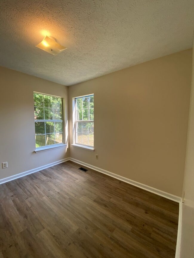 Building Photo - Raintree