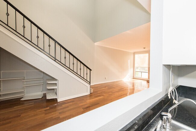 Building Photo - 1112 Bering Dr