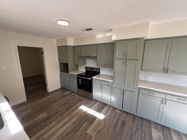 Building Photo - Newly renovated Single-Family Home in Shenandoah Estates Subdivision!