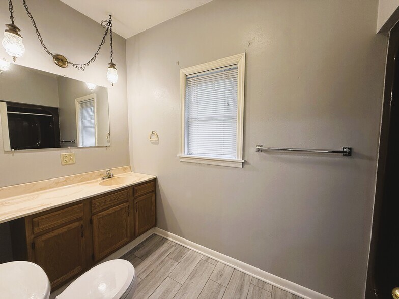 Bathroom - 2422 Ligonier St