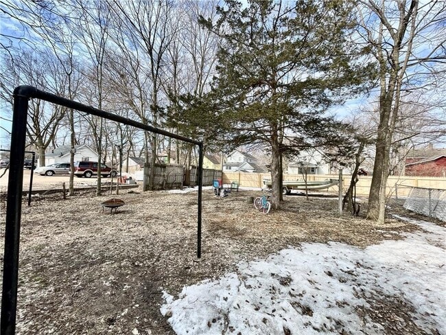 Building Photo - 4 bed 2 bath available June 1st