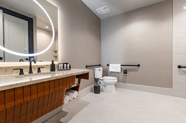 Building Photo - 1011 Canal St