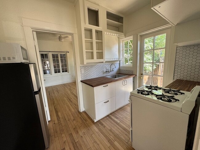 Building Photo - Coronado Historic District Duplex