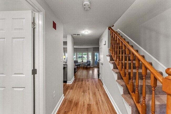 Building Photo - 18 Westcliff Dr
