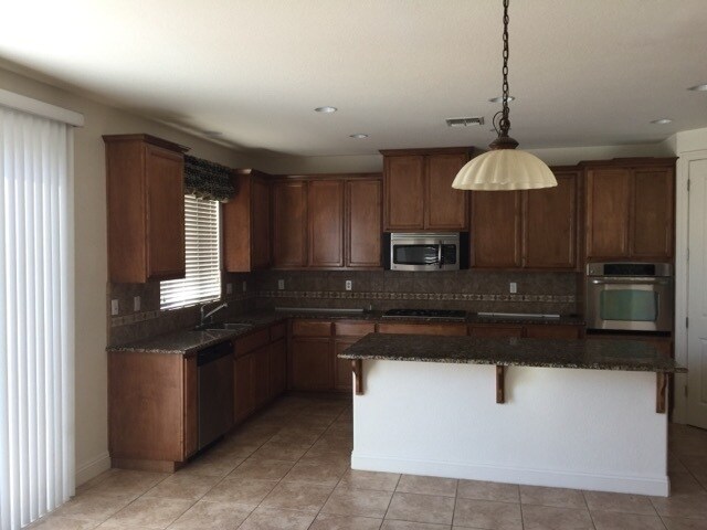Building Photo - Manteca 4 Bedroom 1/2 bath 2 Car Garage ta...