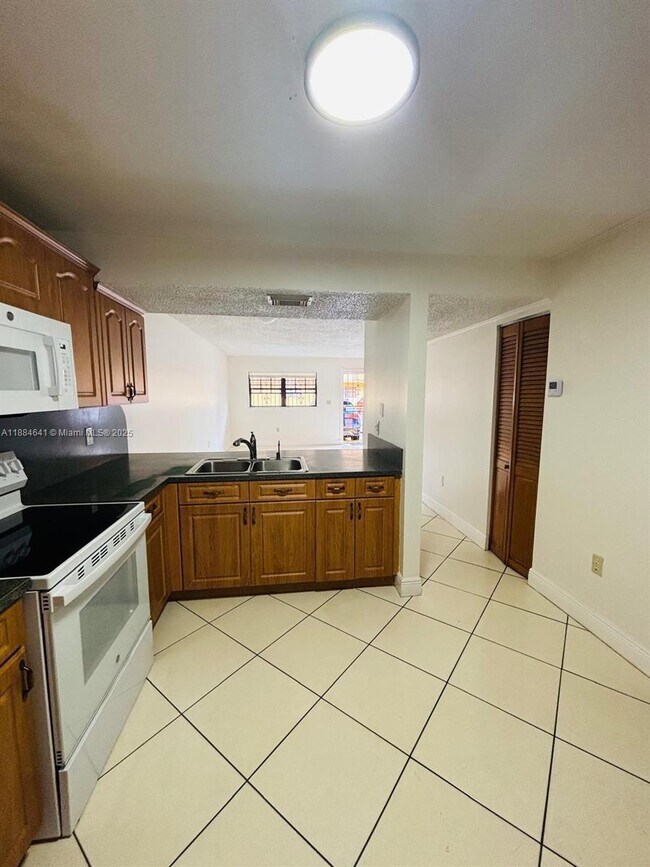 Building Photo - 1331 W 51st Pl
