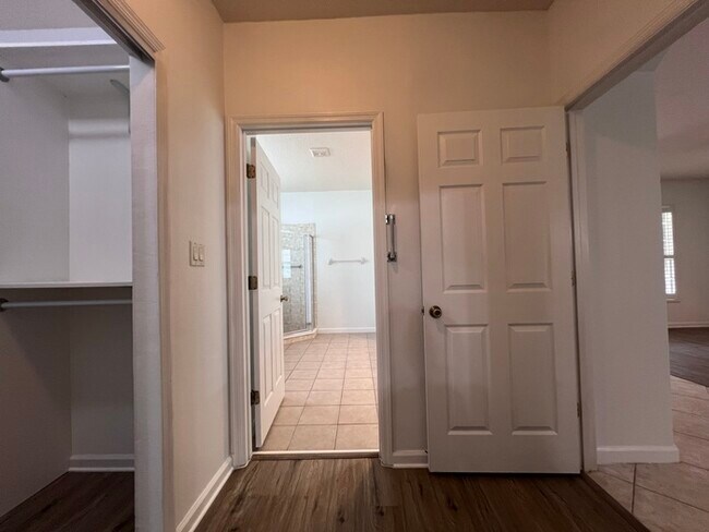 Building Photo - HUGE PRICE REDUCTION!! HOME IS READY FOR A...