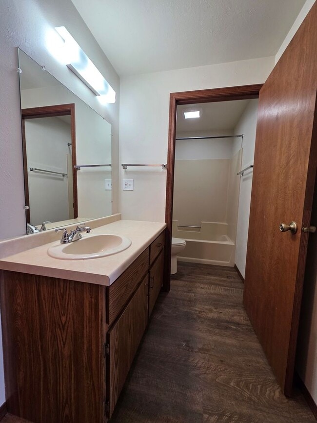 Building Photo - Spacious 1 Bedroom 1 Bath Upper Apartment